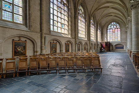 Sint-Willibrordusbasiliek, Hulst - Het licht viel mooi door de glas in lood ramen naar binnen. - foto door Erik-de-Klerck op 07-07-2013 - deze foto bevat: kerk, hdr, hulst, glas in lood, Sint-Willibrordusbasiliek