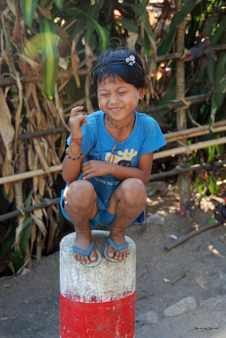 Portret van een meisje langs de weg in Myanmar.