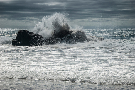 Opspattend water, ocean, rotsen. Nieuw Zeeland