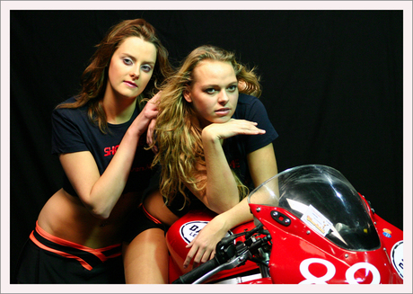 meisjes op motor