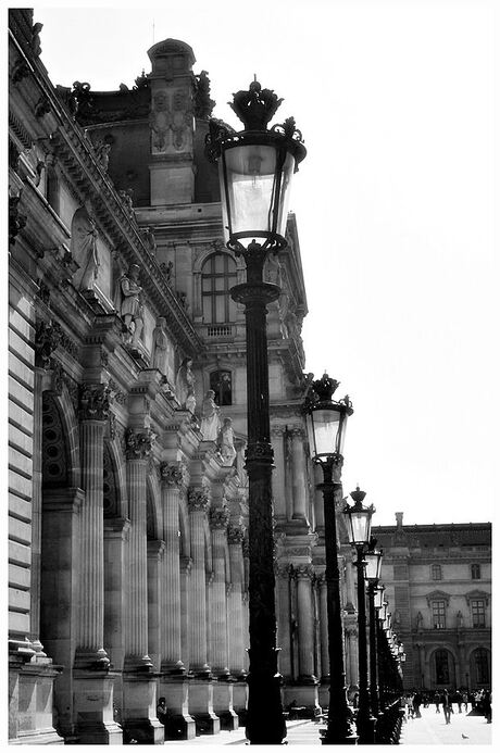 Bij het Louvre