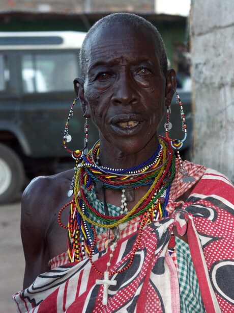 oude masai vrouw.