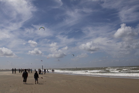 Kitesurfers in actie in Kijkduin