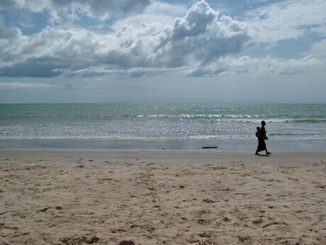 Vrouw met kind aan strand