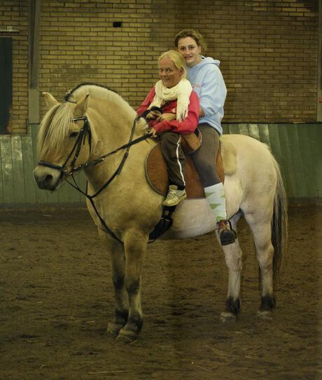 Model Viola met haar trots paard Igor