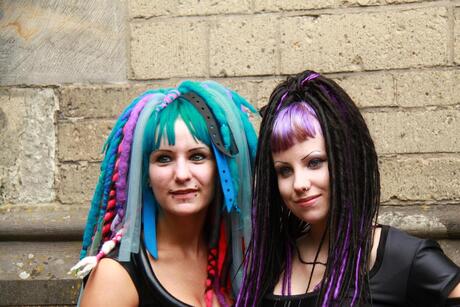 2 meiden met dreadlocks