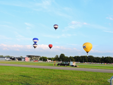 Ballonnenfiesta op vliegveld Zeppe