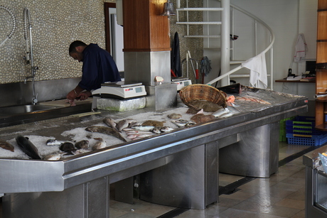 Een viswinkel in San Sebastian in Spanje