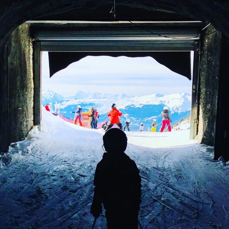 Skitunnel met uitzicht op de berg