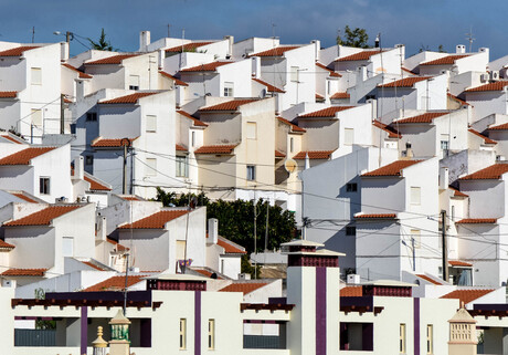 Huizen tegen de heuvel in Ferragudo