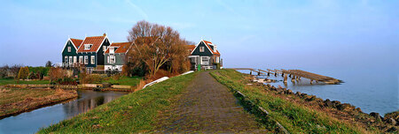 Reload - Even een andere versie van de huisjes van marken. Omdat met het verkleinen erg veel scherpte verloren gaat plaats ik hem wat groter. Als je deze grot - foto door Footprints op 08-05-2008 - deze foto bevat: panorama, marken, film, scan, dia, huisjes, negatief, footprints