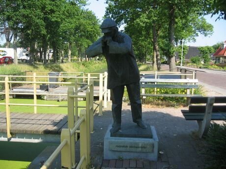 Standbeeldje Roepende Sluiswachter Bakkeveen