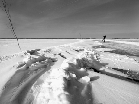 Eenzame schaatser op het Zuidlaardermeer.jpg