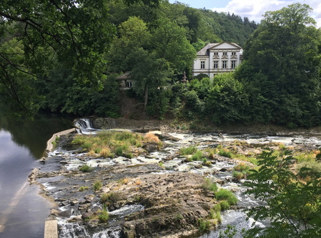 Herrenhaus am Wasserfall