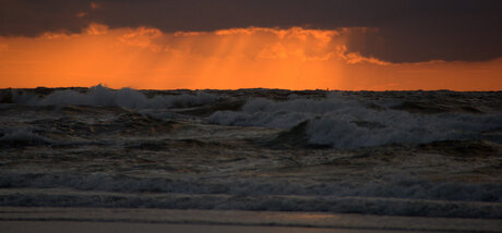 donkere wolken boven zee