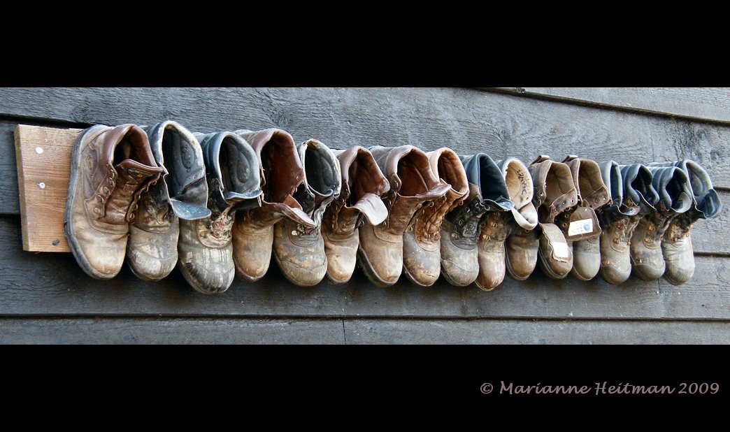 16 schoenen aan een muur. foto van Sizzle - Diversen - Zoom.nl