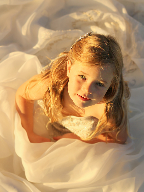 Dochter in mama's bruidsjurk