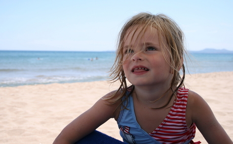 dochter op het strand