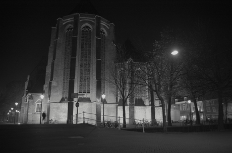 oude kerk bij avond