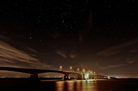 Zeelandbrug onder de sterrenhemel