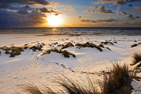 Zonsondergang en sneeuw op de maasvlakte