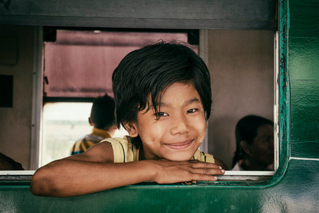 Kind in trein (Myanmar-Yangon)
