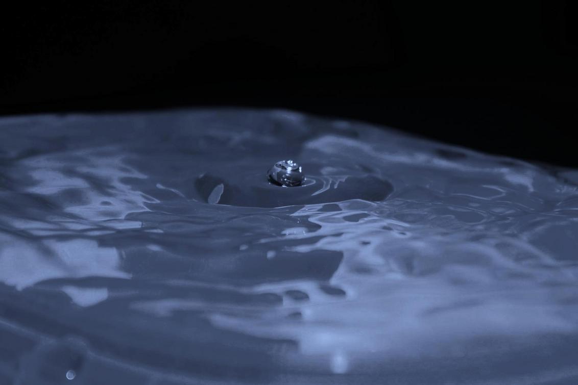 globe in troubled water - Drijvende druppel. Gemaakt tijdens les Creatieve fotografie bij XLPhoto. - foto door sweetykoe_zoom op 07-03-2013 - deze foto bevat: water, druppel