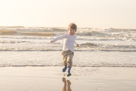 rennen bij zonsondergang op het strand