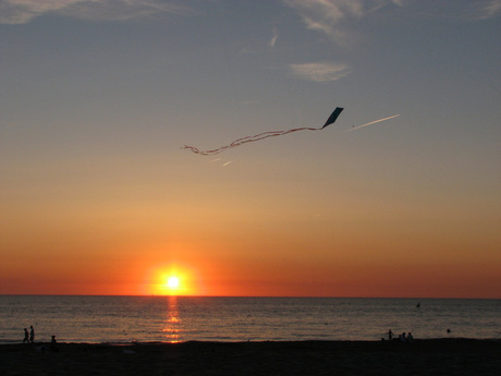 Vlieger bij zonsondergang