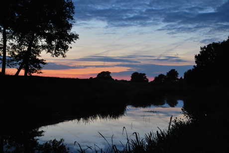 De beek bij zonsondergang..