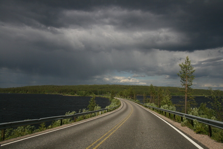 Meren, zware wolken Finland (Lapland)