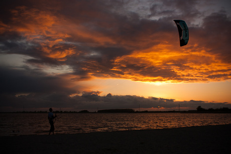 Kitesurfing bij ondergaande zon