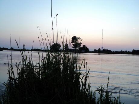 Laatste zonnetje over de Lek (Vianen)