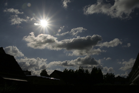 Zon tussen de wolken door