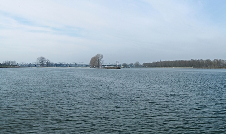 De Maasbrug bij Grave.