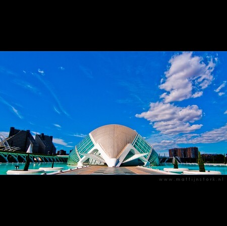From outer space? - Een stukje futuristische architectuur in het centrum van Valencia (Spanje) genaamd Hemispheric. Prachtig wit complex van musea voor kunst en wetensch - foto door mjstork op 29-09-2010 - deze foto bevat: wit, blauw, water, architectuur, museum, ruimte, spanje, film, alien, space, valencia, imax, bioscoop, fitch, mattijn, hemispheric