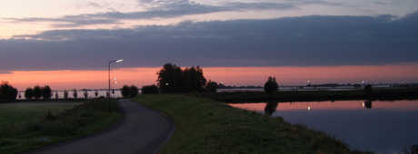 De weg, de dijk, de rivier.