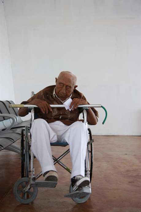 Mexicaanse opa wacht op de ferry