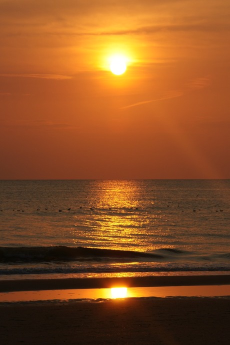 En de zon zakt in de zee