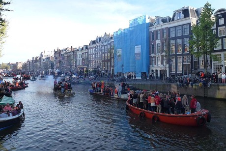 Kongingsdag in Amsterdam vieren op de gracht