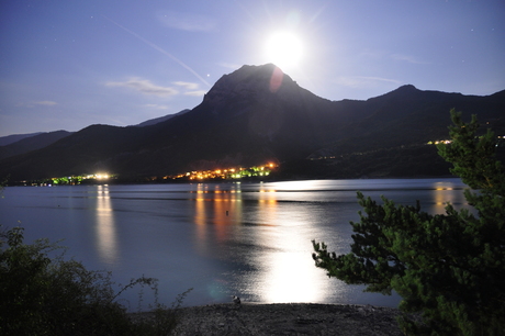 Serre Ponçon bij volle maan