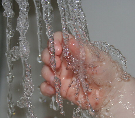 babyhandje 1e contact met water