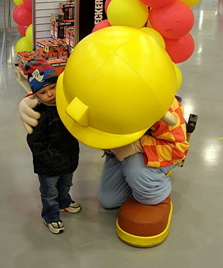 BOB DE BOUWER MET ACHTERKLEINZOON