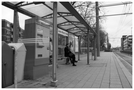 eenzaam wachtend op de tram