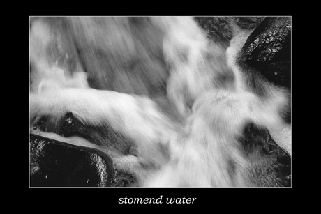 Stromend water