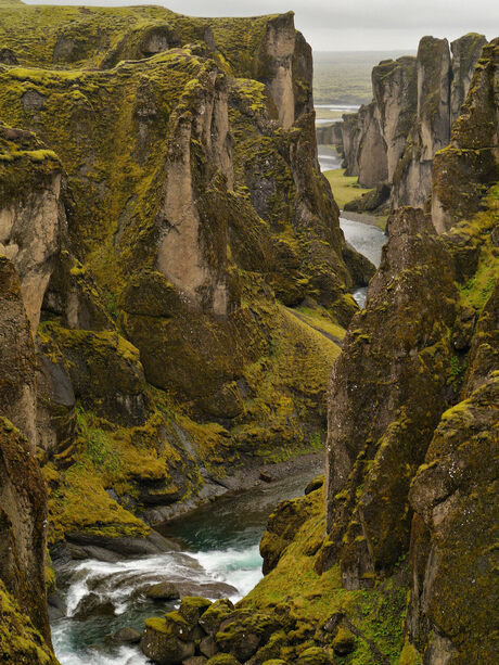 Rauwe prehistorische landschap in Ijsland