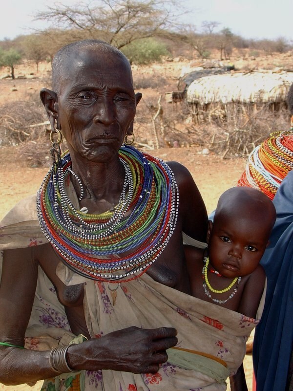 Samburu oma met kind - Tijdens een bezokje aan een Samburu dorp kwamen we deze oudere dame tegen met een kindje op haar arm. Was er van uit gegaan dat ze niet de moeder is  - foto door gakuiken op 20-01-2010