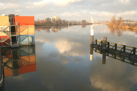 uitzicht over het water op de twistvlietbrug in zwolle