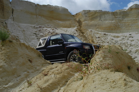 Mijn Suzuki Vitara in zandgroeve