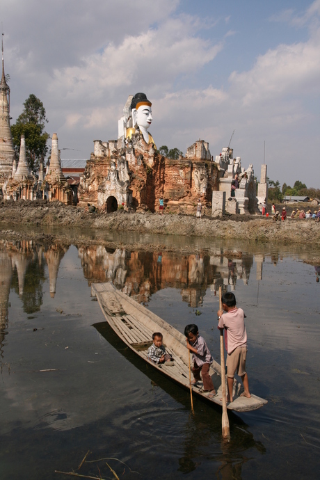 Vervallen tempel aan het Inle meer